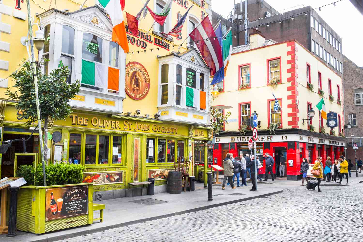 Top Pubs and Casinos to Visit Around Hapenny Bridge in Dublin